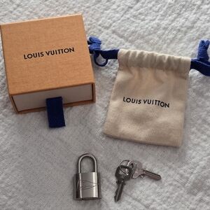 Louis Vuitton Cup Rare Limited Edition Silver Lock Key #312 Flag Charm Key Chain